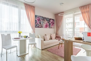 Deluxe Apartment, 1 Bedroom | Living area | 40-cm flat-screen TV with cable channels - ARI - AFI Mall Luxurious Apartments (Arad)