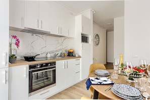 Refrigerador con freezer, microondas, horno, placa de cocina
