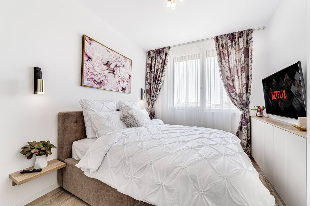 Apartament Premier, 1 dormitori, balcó | Espai de treball apte per a portàtils i planxa i posts de planxar