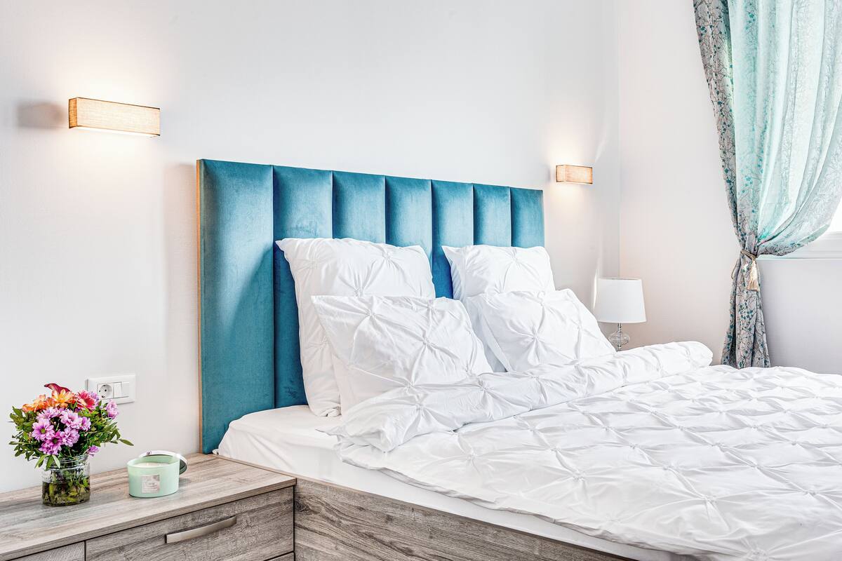 Apartament familiar, balcó, vistes al pati | Espai de treball apte per a portàtils i planxa i posts de planxar