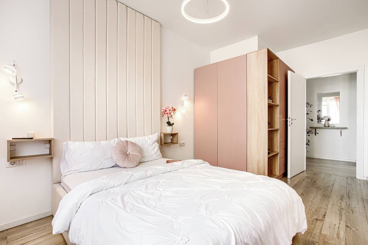 Apartament Deluxe, 1 dormitori | Espai de treball apte per a portàtils i planxa i posts de planxar