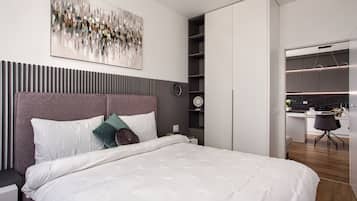 Apartamento Deluxe, 2 habitaciones, balcón | Espacio para trabajar con un portátil y tabla de planchar con plancha