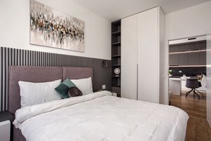 Apartamento Deluxe, 2 habitaciones, balcón | Espacio para trabajar con un portátil y tabla de planchar con plancha