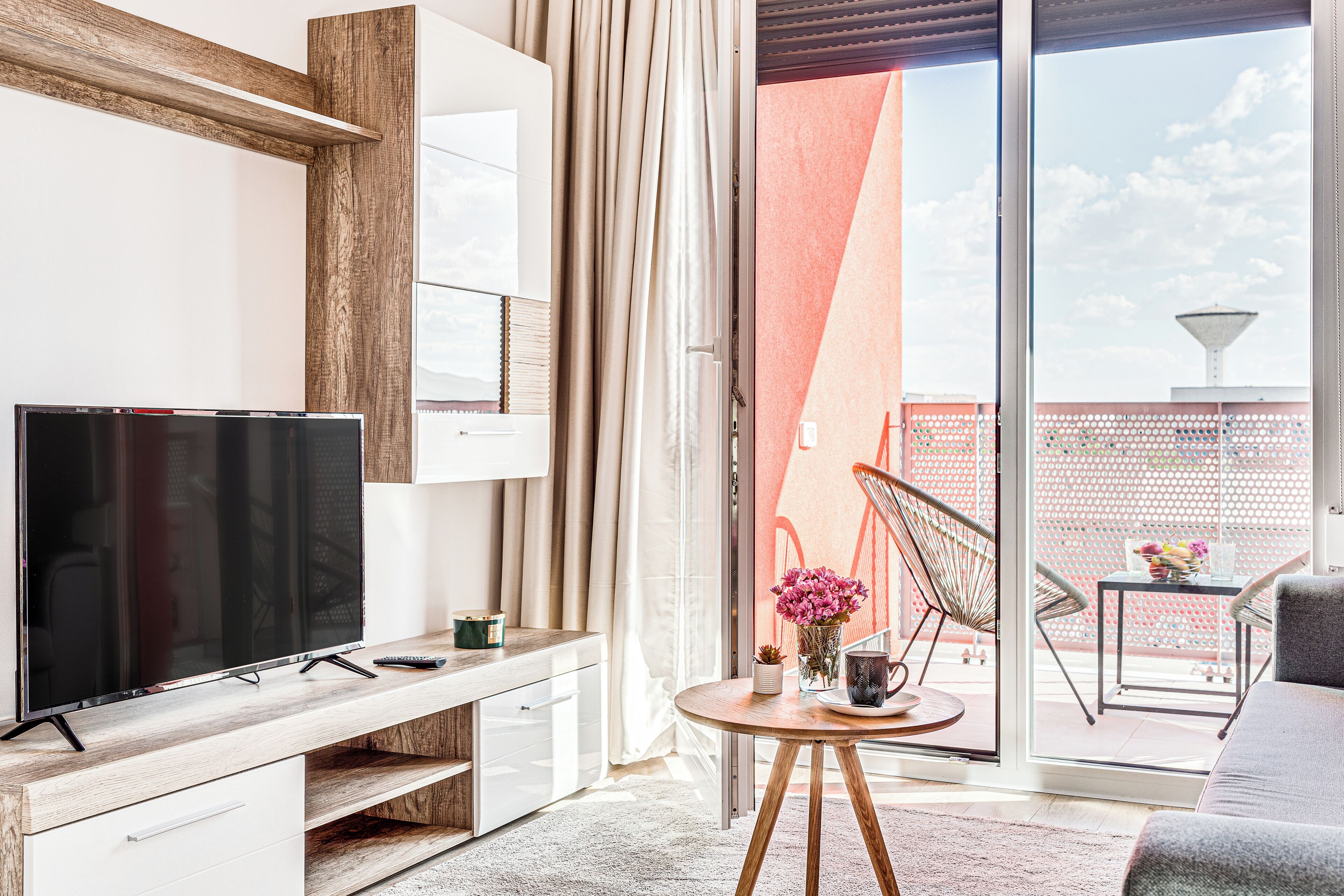 Huoneisto, parveke, näköala pihalle | Oleskelualue | 40–senttinen taulutelevisio, jossa kaapelikanavat