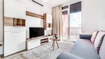 Appartement, balkon, uitzicht op de binnenplaats | Woonruimte | Een 40-cm flatscreentelevisie met kabelzenders