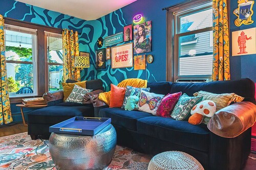 Storybook 2-bedroom apartment 1mi from Lake Michigan