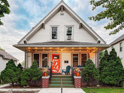 Storybook 2-bedroom apartment 1mi from Lake Michigan