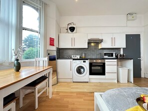 Køleskab, mikrobølgeovn, ovn, kogeplade