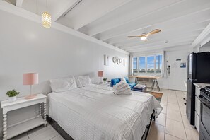 WiFi (無料)、ベッドシーツ