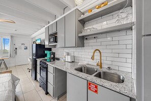 冷蔵庫、電子レンジ、オーブン、コンロ