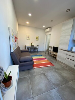 Living area - 5 minutes from Bologna Fair, quiet apartment with attention to detail (Bologna)