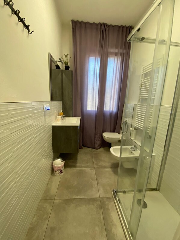 Sèche-cheveux, bidet, serviettes fournies, savon