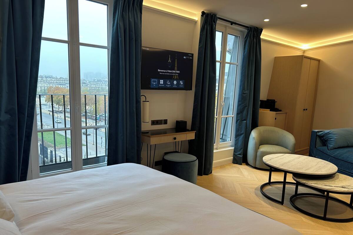 Junior Suite, City View | Pillowtop beds, minibar, in-room safe, soundproofing