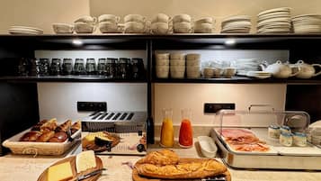 Tägliches Frühstücksbuffet (18 EUR pro Person)