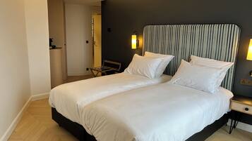 Superior dubbelrum eller tvÄbÀddsrum - utsikt mot staden | VÀrdeförvaringsskÄp pÄ rummet, ljudisolering och strykjÀrn/strykbrÀda