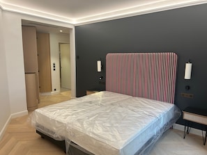 Habitación superior con 1 cama matrimonial o 2 individuales, vista a la ciudad | Caja de seguridad en la habitación y insonorización