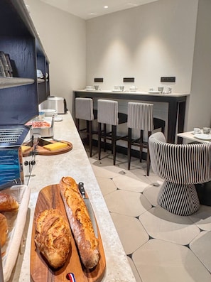 Daily buffet breakfast for a fee - Eiffel Yard Hotel (Paris)