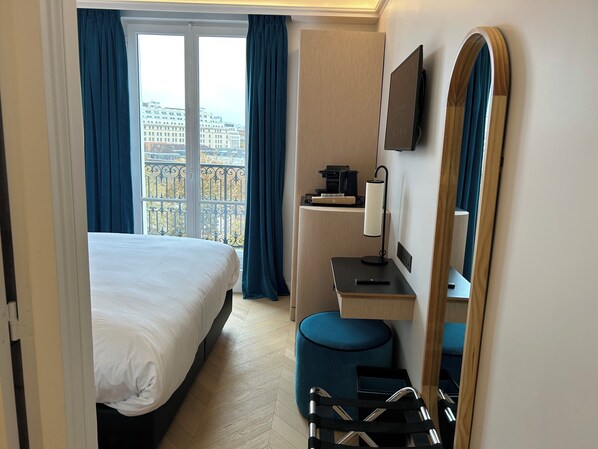 خزنة داخل الغرفة وتجهيزات عازلة للصوت ومكواة/لوح كي وواي فاي مجانًا