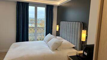 Surmatelas, minibar, coffres-forts dans les chambres