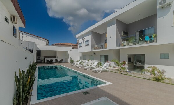 Apartamento básico | Piscina | Una piscina al aire libre
