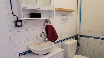 Douche, sĂšche-cheveux, serviettes fournies, papier toilette