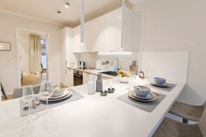Fridge, oven, stovetop, dishwasher