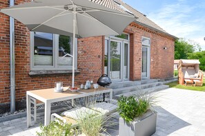 Outdoor dining - Klöönstuuv – New Holiday Apartment with Sauna and Terrace (Fehmarn)