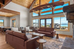 Smart TV, chimenea, videojuegos