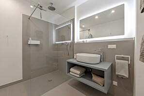 Een douche, een haardroger, handdoeken