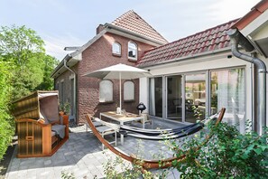 Outdoor dining - Op de Düün – Exclusive Holiday Apartment with Sauna and Terrace (Fehmarn)