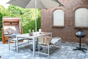 Outdoor dining - Op de Düün – Exclusive Holiday Apartment with Sauna and Terrace (Fehmarn)