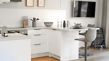 Fridge, oven, stovetop, dishwasher