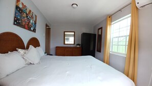 2 chambres, bureau, fer et planche à repasser, lit de bébé portatif