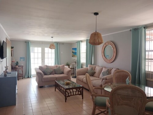 Charming 2-bedroom bungalow in fabulous Willemstad with AC