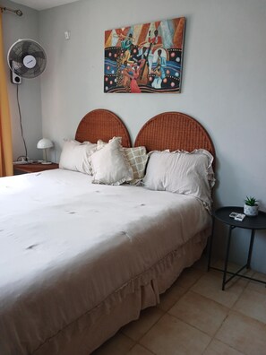 2 chambres, bureau, fer et planche à repasser, lit de bébé portatif