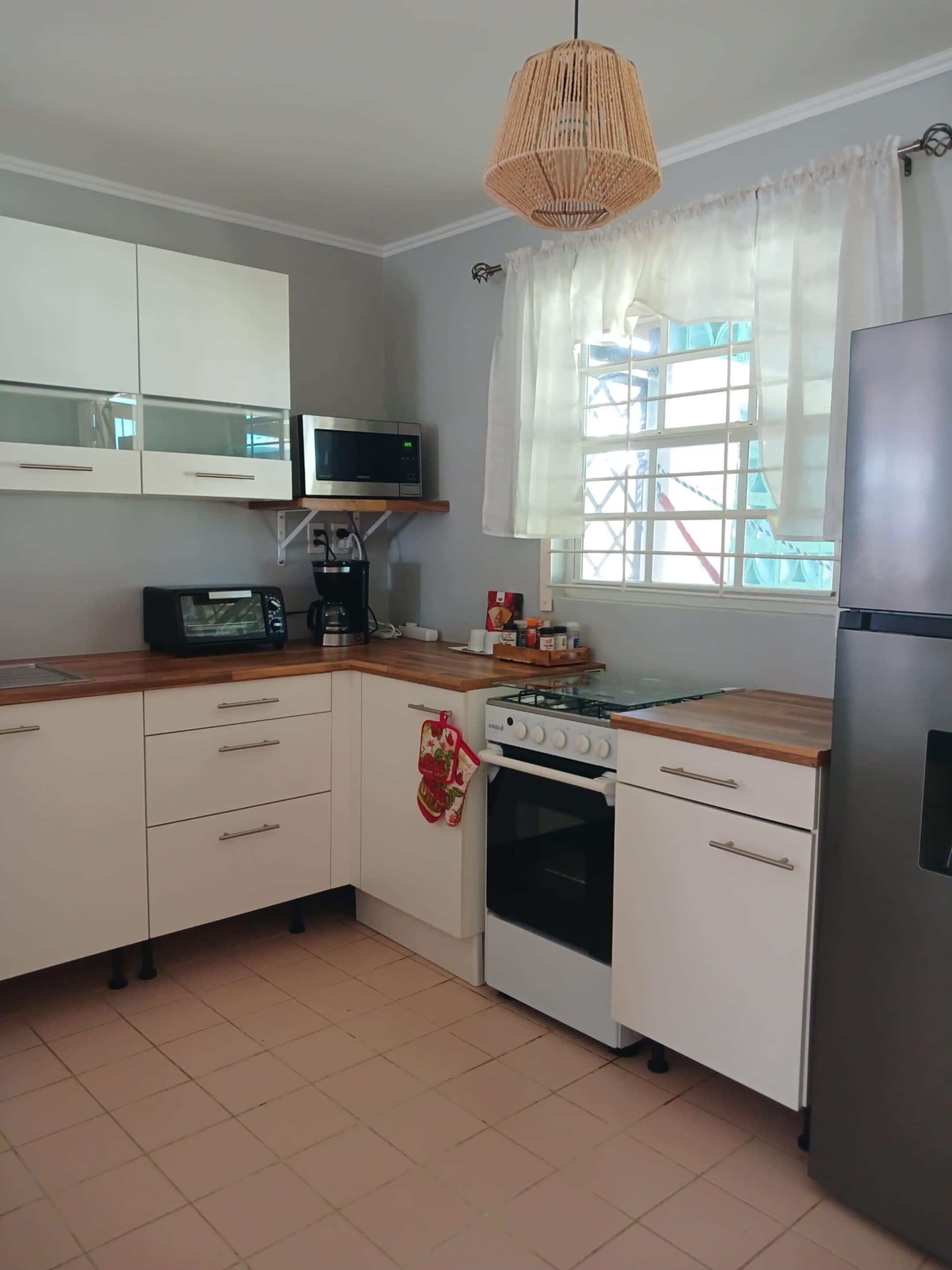 Een koelkast, een microgolfoven, een oven, een kookplaat