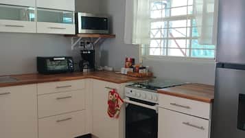 Een koelkast, een microgolfoven, een oven, een kookplaat