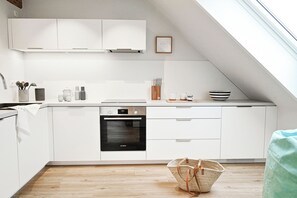 Fridge, oven, stovetop, dishwasher