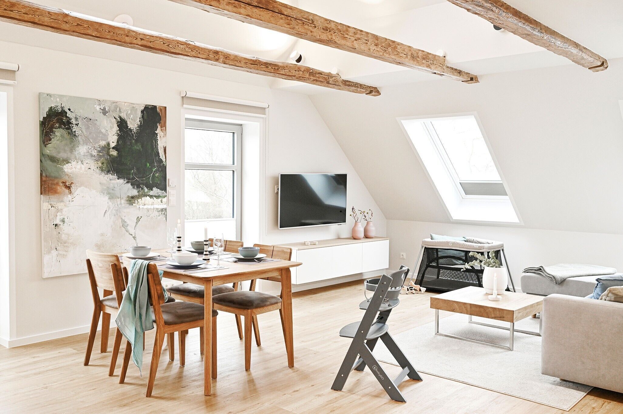 Un loft moderno con comedor, televisor y una zona de estar acogedora.