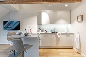 Frigorífico, horno, placa de cocina y lavavajillas