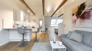 A modern interior with a kitchen, dining area, and living room. - Achterdörn Een – Beautiful Loft for Relaxation (Fehmarn)