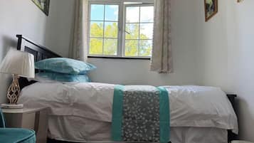 4 bedrooms, iron/ironing board, free WiFi, bed sheets