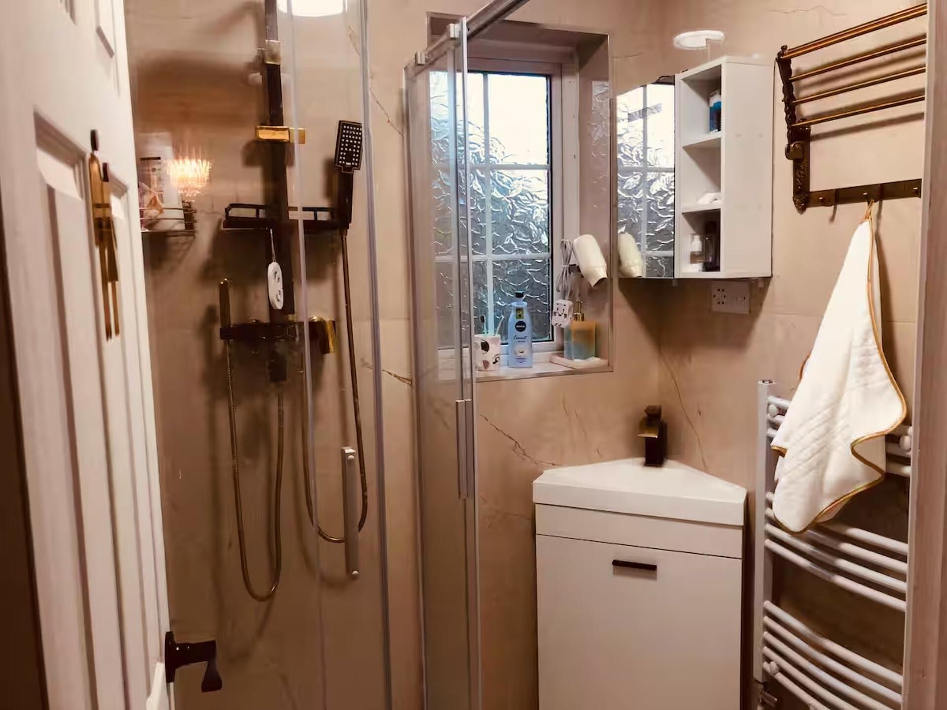 Shower, hair dryer, towels