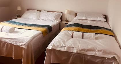 Zone1 House Sleeps 8 - 2 Mins to Station - Pets Ok