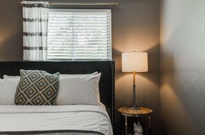 5 habitaciones, escritorio y tabla de planchar con plancha 