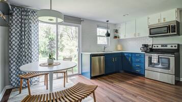 Réfrigérateur, four à micro-ondes, un four, surface de cuisson