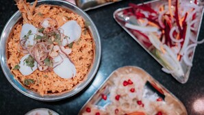 بوفيه فطور مجانًا يوميًا