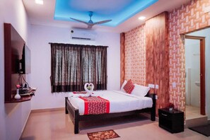 Deluxe Suite, Balcony | Desk, laptop workspace, free WiFi