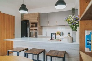 Kühlschrank, Mikrowelle, Ofen, Wasserkocher mit Kaffee-/Teezubehör