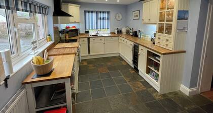 'Home From Home' 3 Bedroom Cottage in Nolton Haven